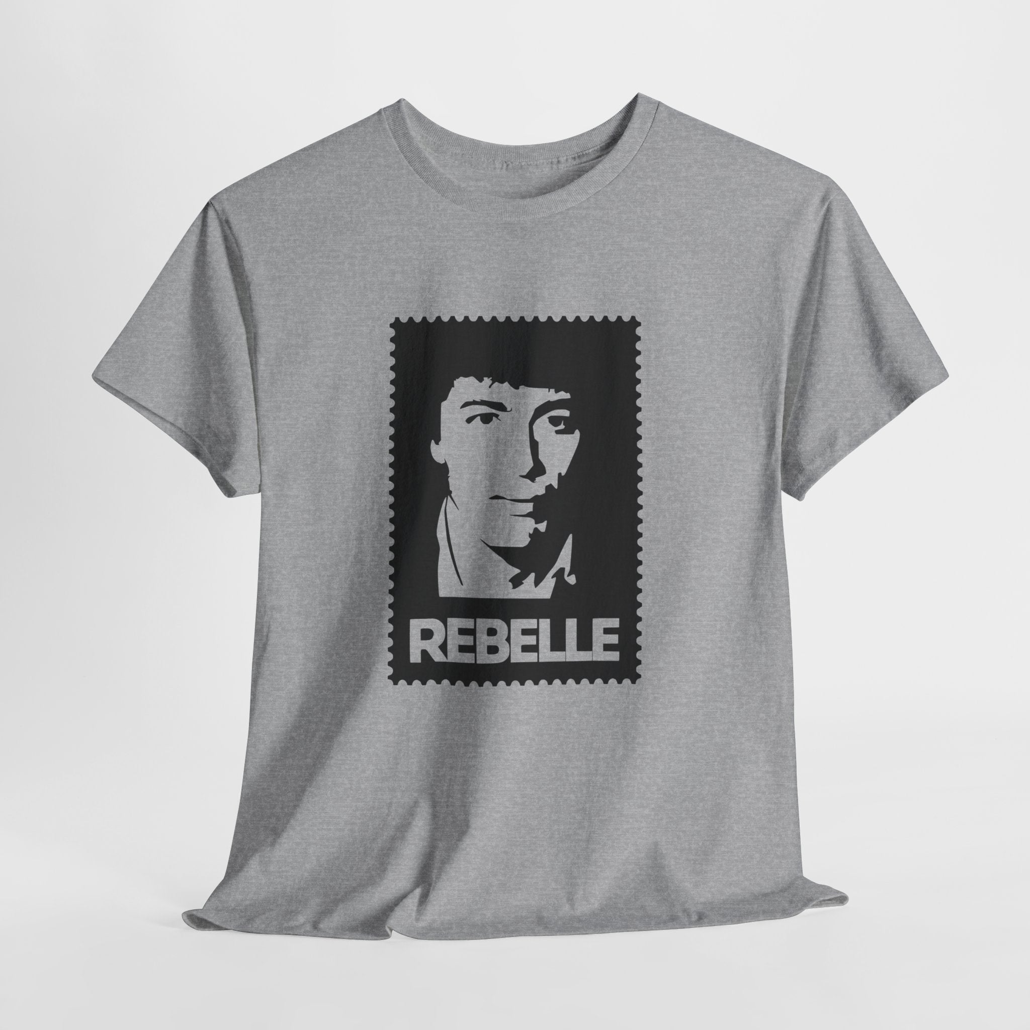 T-shirt Matoub Lounès – Portrait “Rebelle” en Design Timbre Vintage