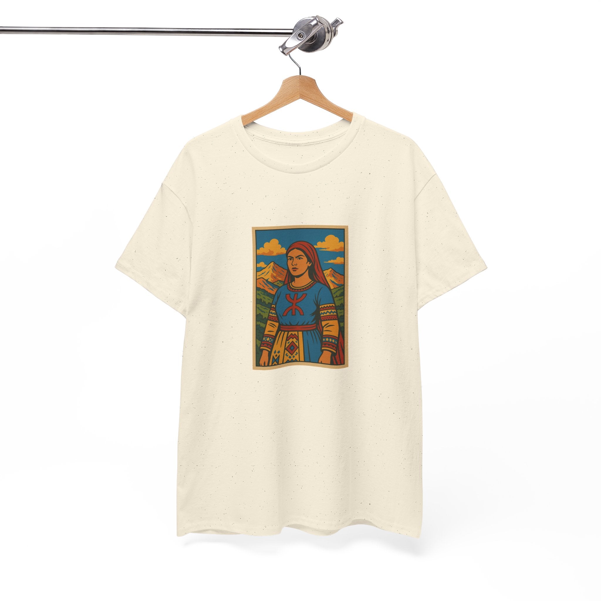 T-shirt Fatma N’Soumer – Robe Kabyle & Symbole Amazigh Yaz