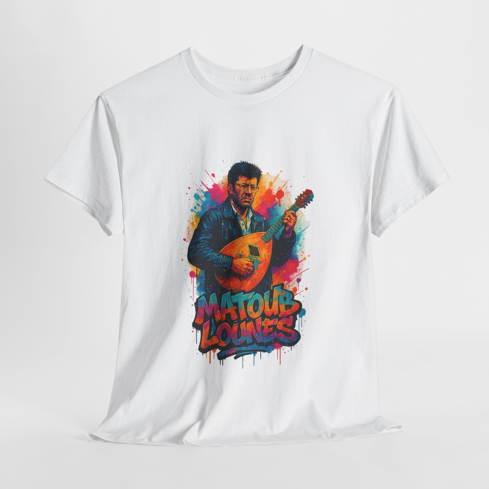 T-shirt Matoub Lounès sur Scène – Portrait Graffiti avec Mandole