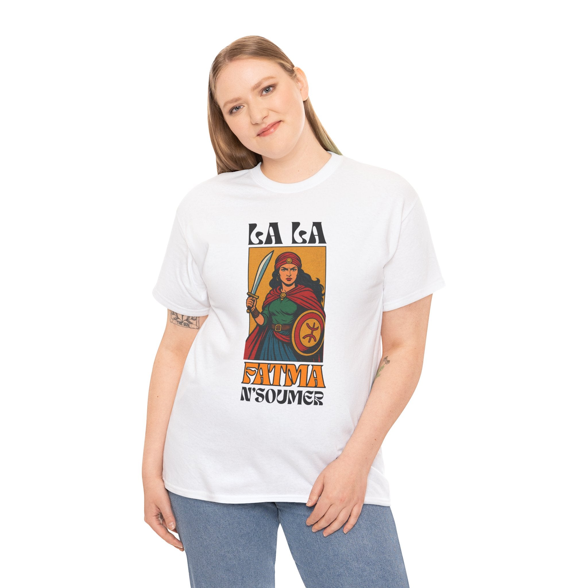 T-shirt Lalla Fatma N’Soumer – Héroïne Kabyle avec Épée et Bouclier