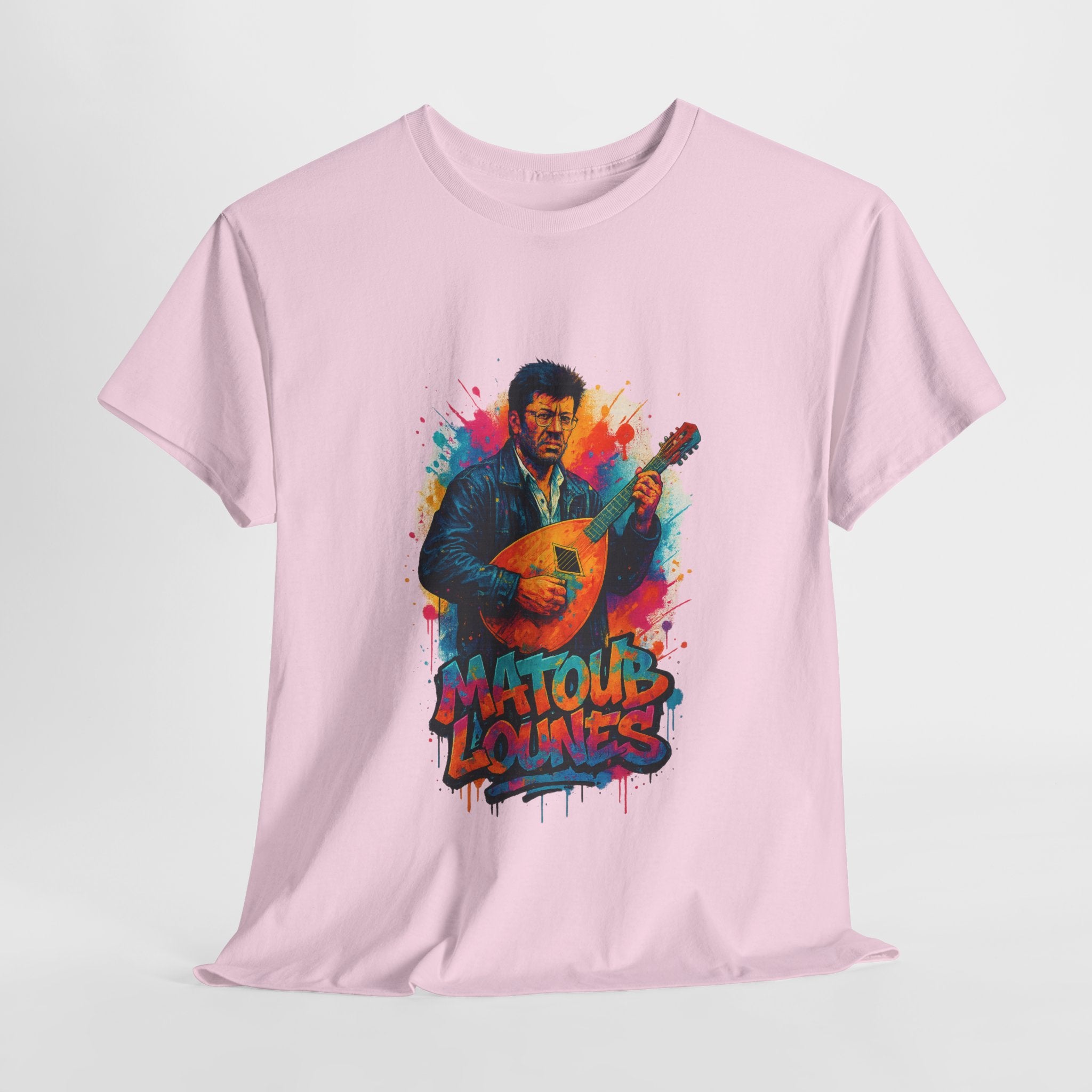T-shirt Matoub Lounès sur Scène – Portrait Graffiti avec Mandole