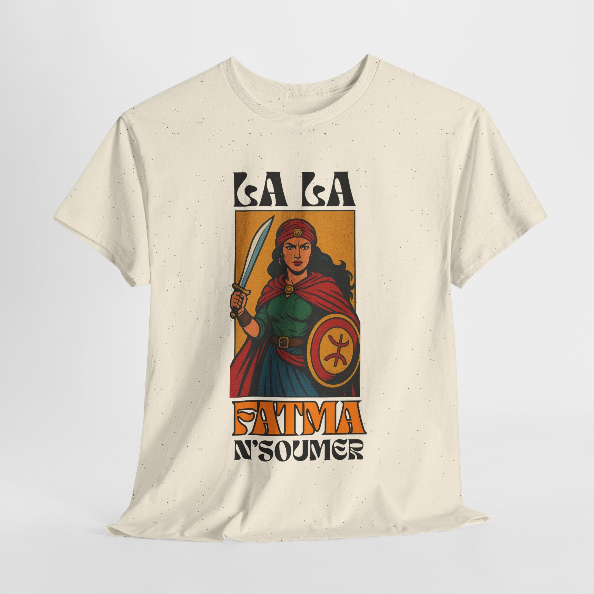 T-shirt Lalla Fatma N’Soumer – Héroïne Kabyle avec Épée et Bouclier