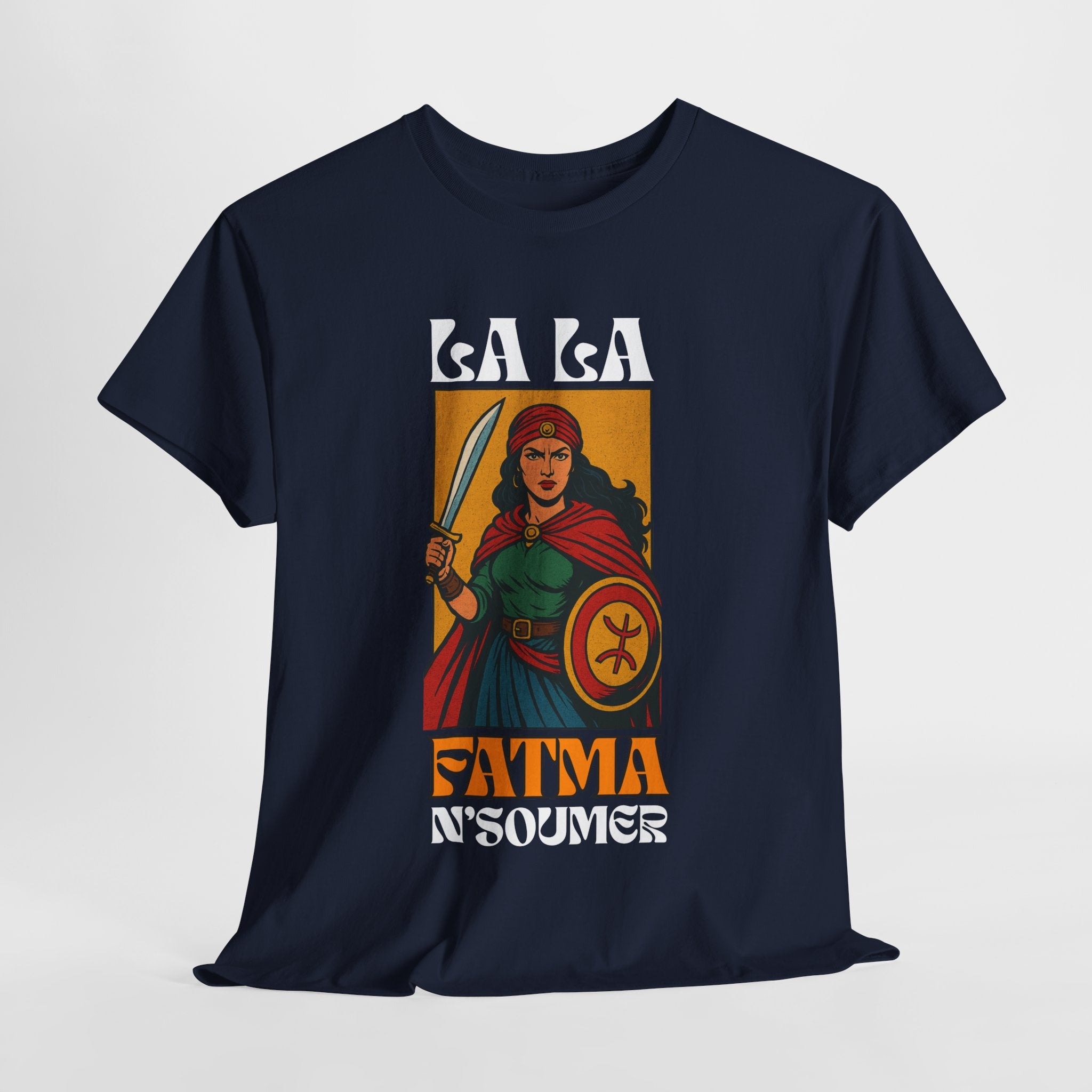 T-shirt Lalla Fatma N’Soumer – Héroïne Kabyle avec Épée et Bouclier