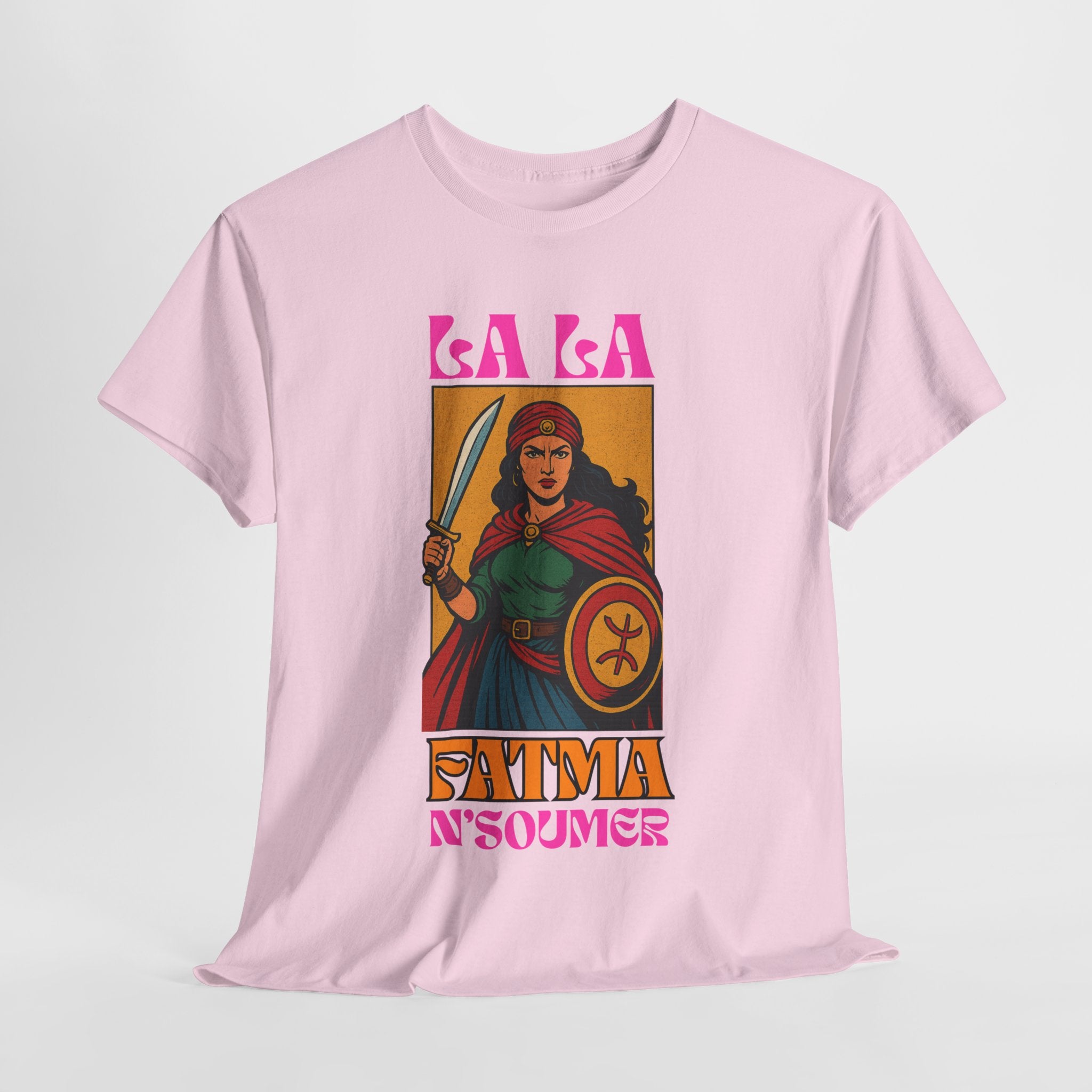 T-shirt Lalla Fatma N’Soumer – Héroïne Kabyle avec Épée et Bouclier