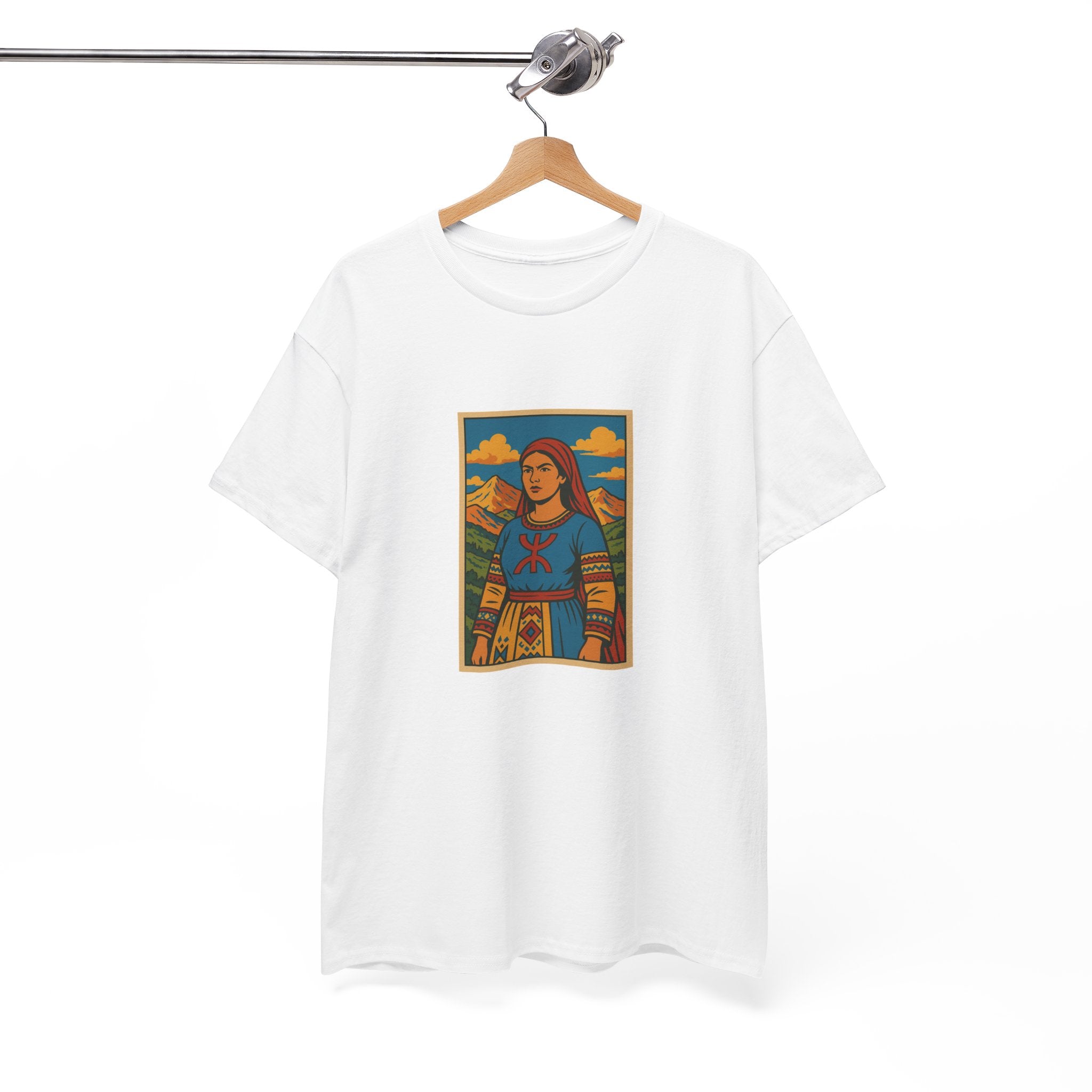 T-shirt Fatma N’Soumer – Robe Kabyle & Symbole Amazigh Yaz