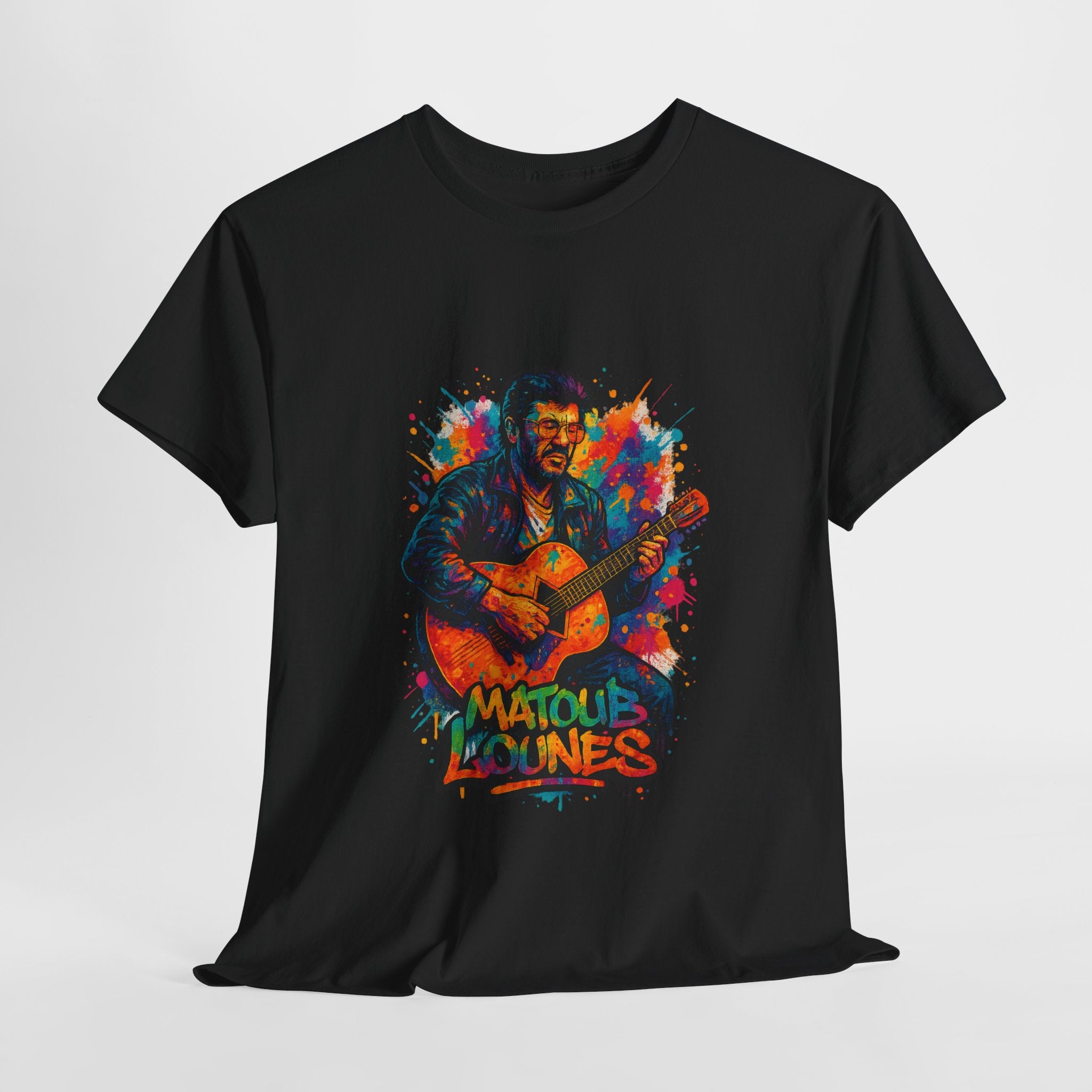 T-shirt Matoub Lounès – Portrait Graffiti avec Guitare sur Scène