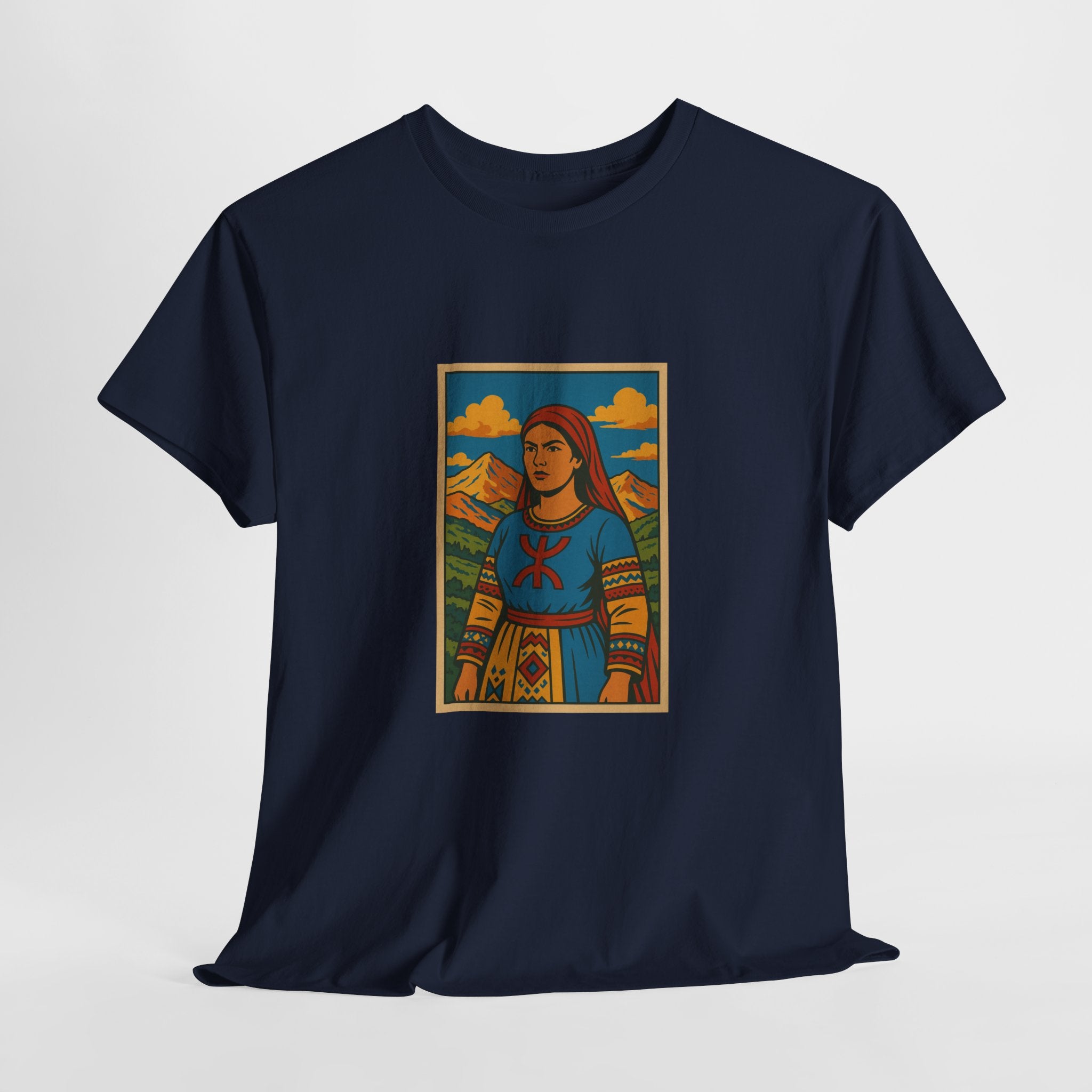 T-shirt Fatma N’Soumer – Robe Kabyle & Symbole Amazigh Yaz