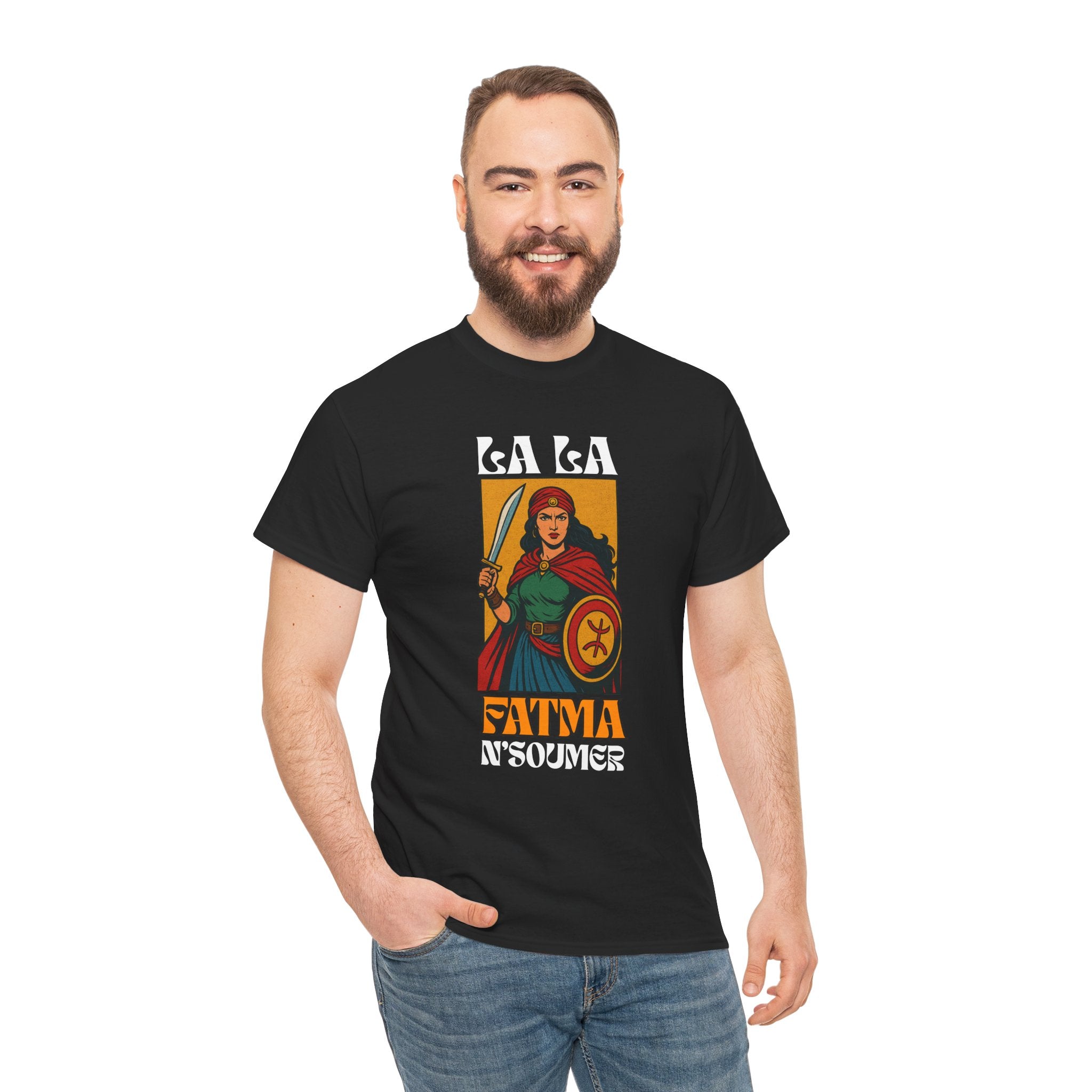T-shirt Lalla Fatma N’Soumer – Héroïne Kabyle avec Épée et Bouclier