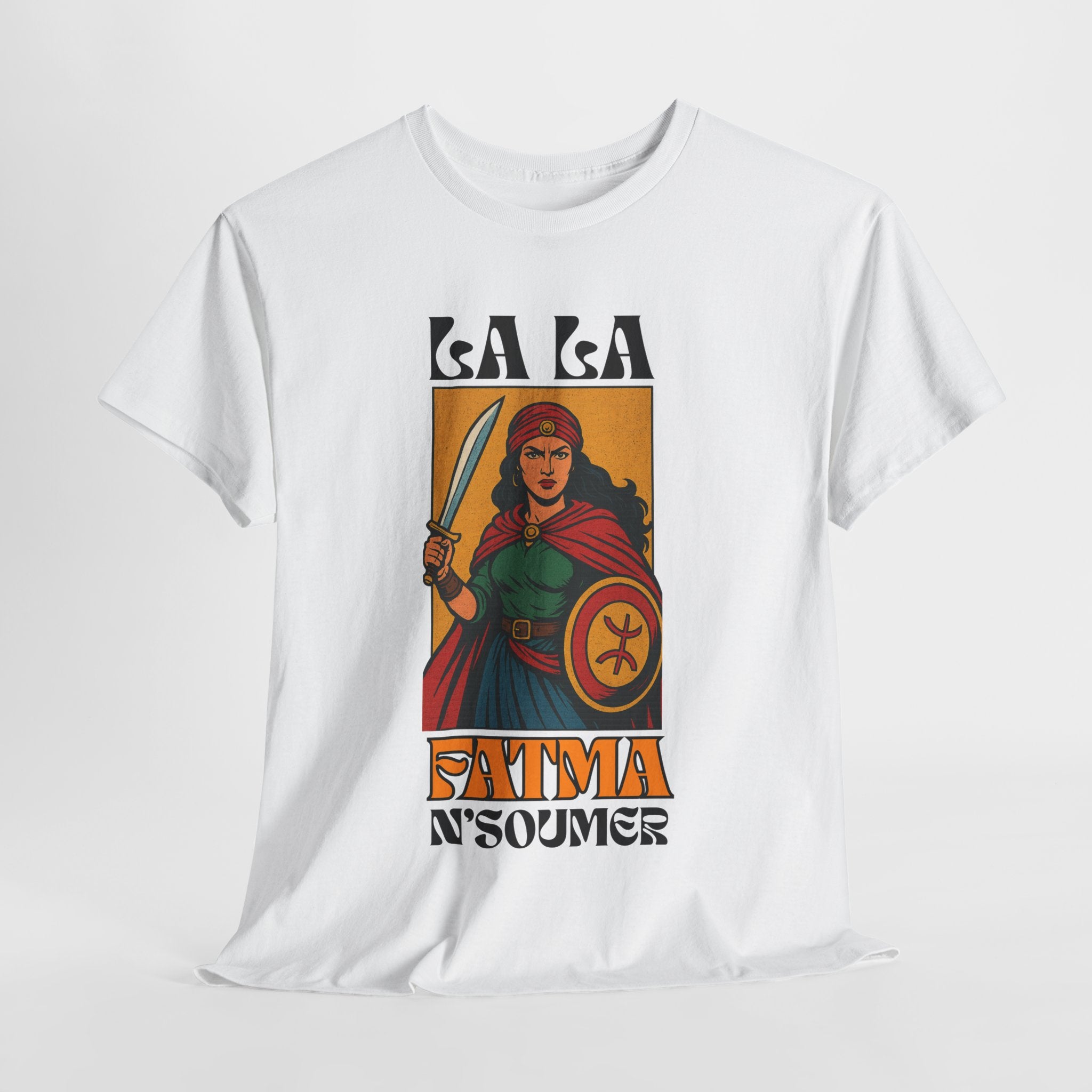 T-shirt Lalla Fatma N’Soumer – Héroïne Kabyle avec Épée et Bouclier