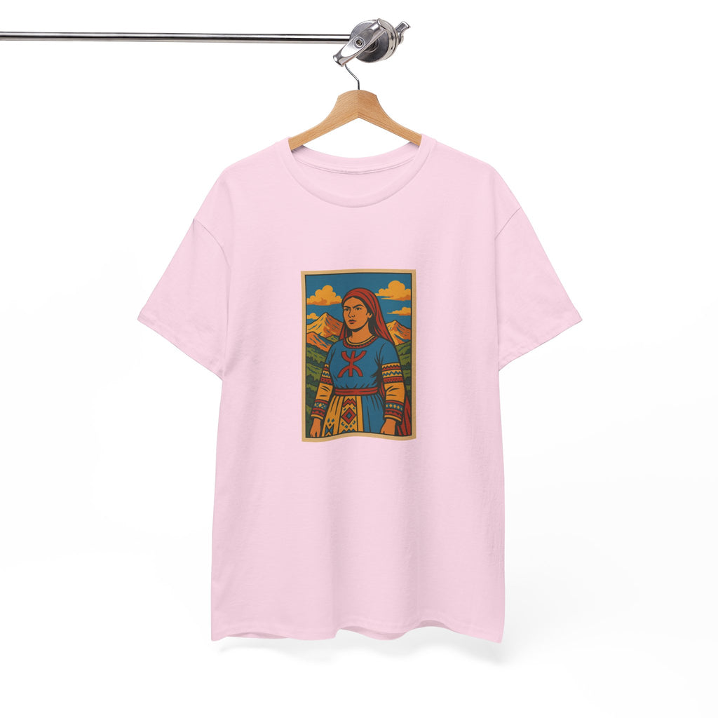 T-shirt Fatma N’Soumer – Robe Kabyle & Symbole Amazigh Yaz