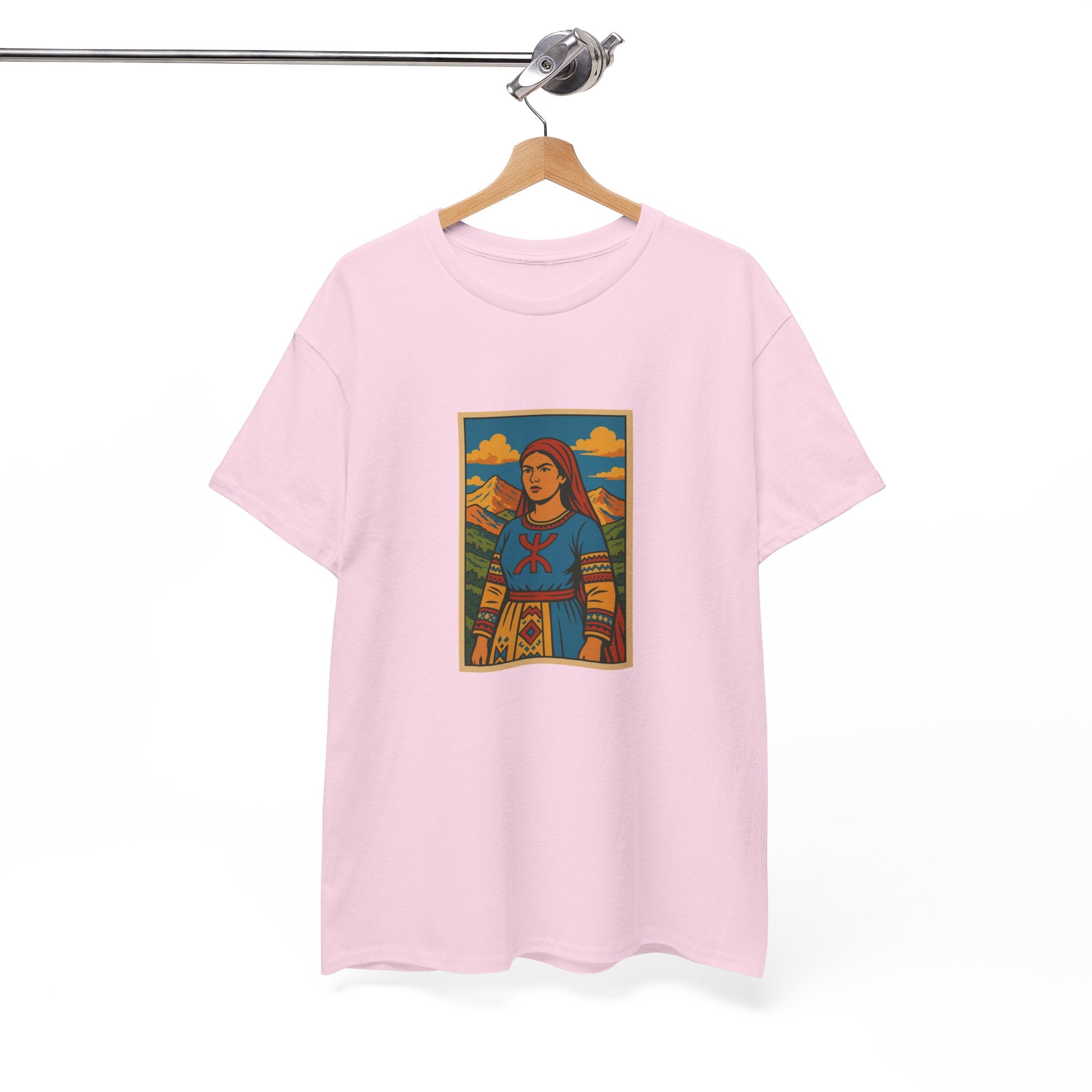 T-shirt Fatma N’Soumer – Robe Kabyle & Symbole Amazigh Yaz