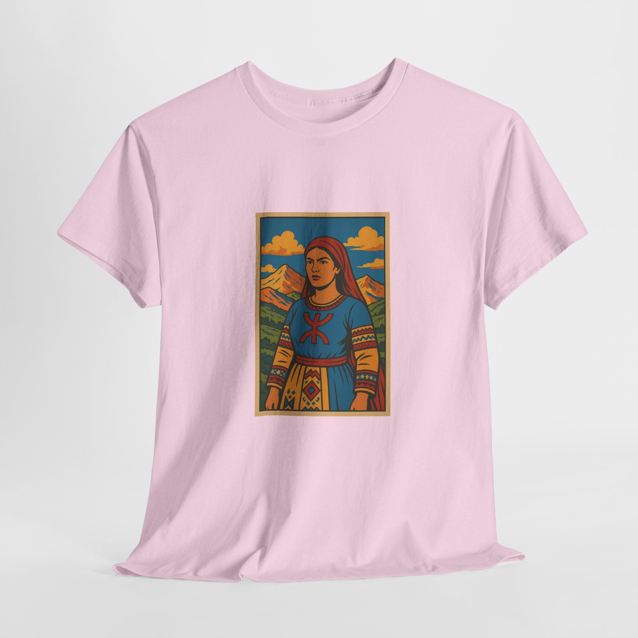 T-shirt Fatma N’Soumer – Robe Kabyle & Symbole Amazigh Yaz