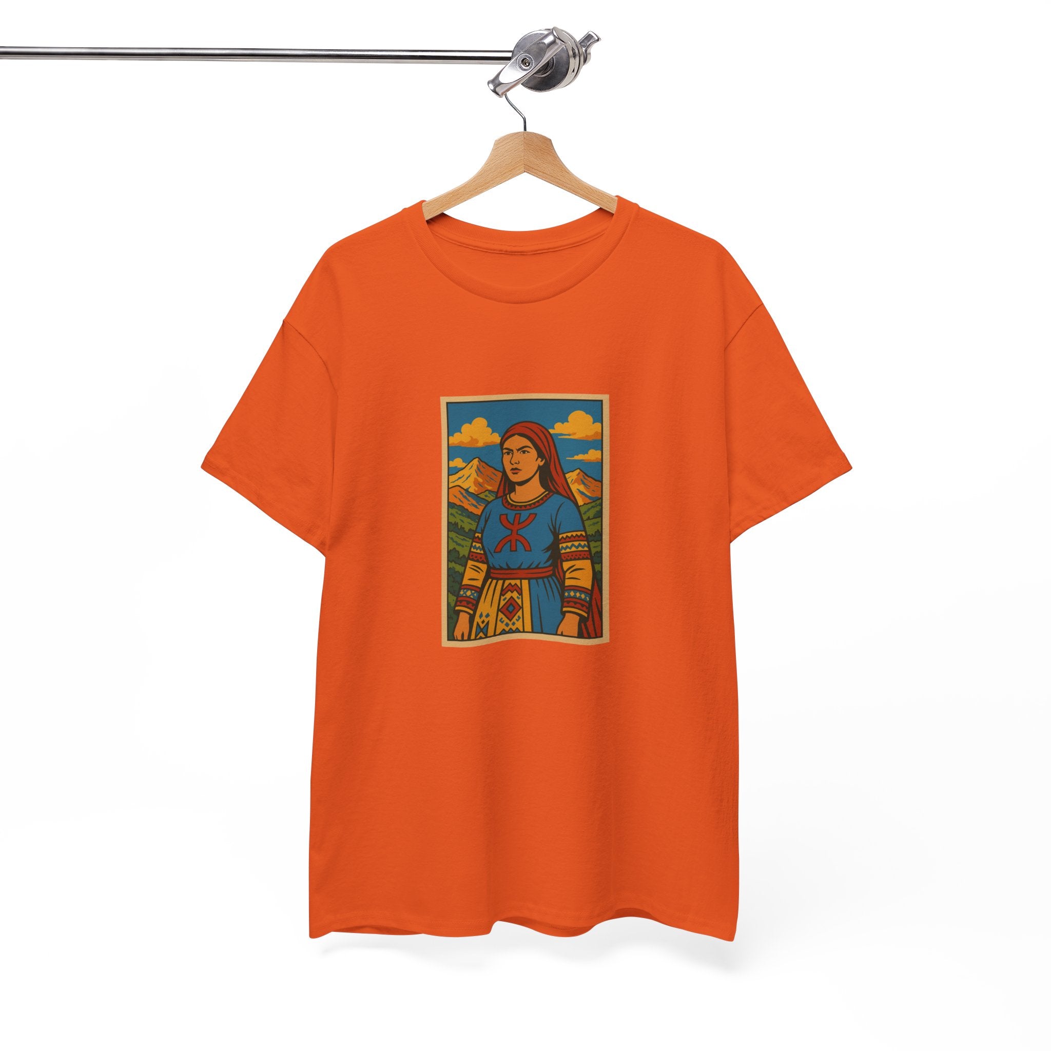 T-shirt Fatma N’Soumer – Robe Kabyle & Symbole Amazigh Yaz