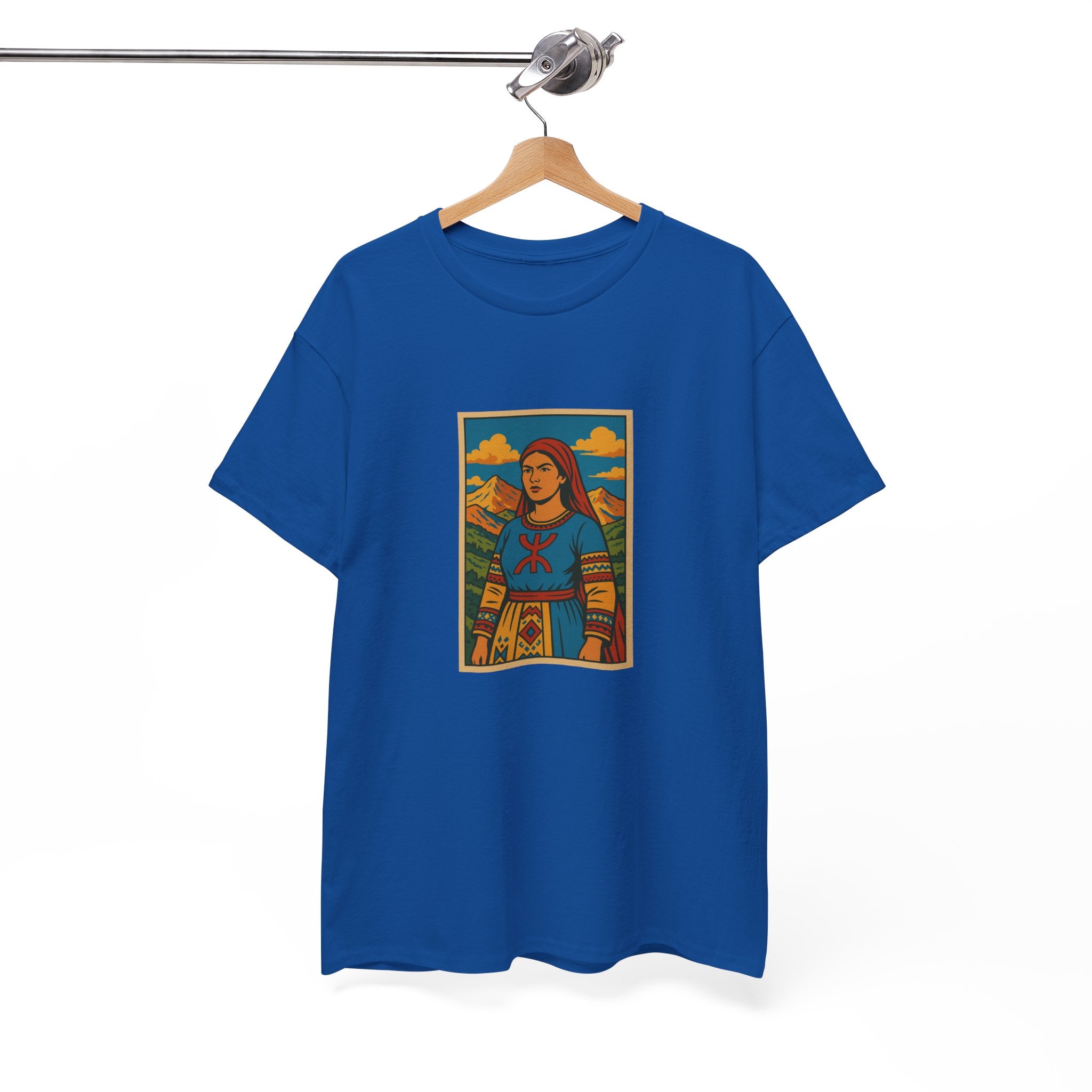 T-shirt Fatma N’Soumer – Robe Kabyle & Symbole Amazigh Yaz