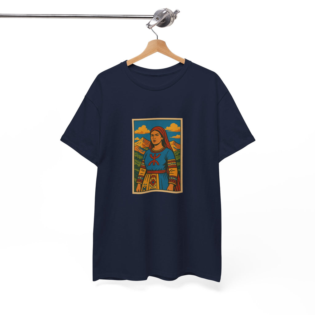 T-shirt Fatma N’Soumer – Robe Kabyle & Symbole Amazigh Yaz