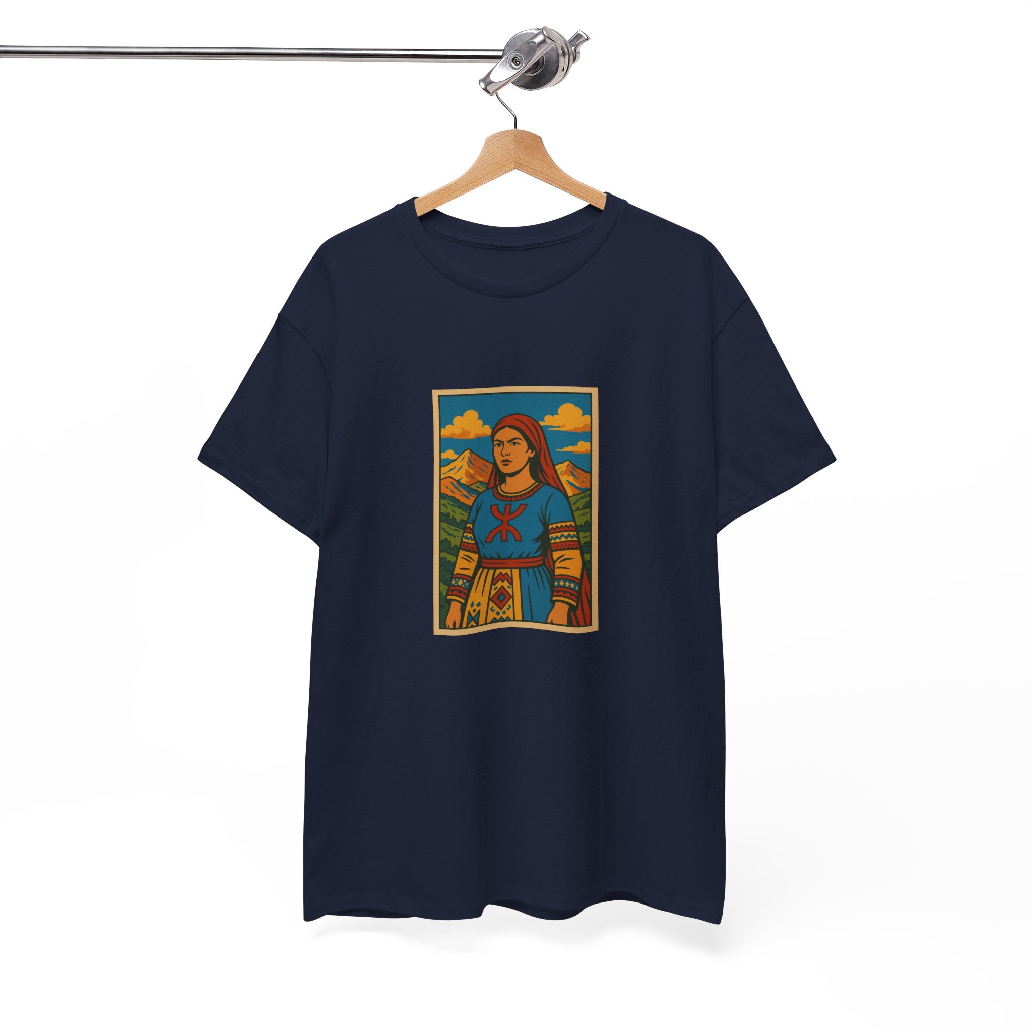 T-shirt Fatma N’Soumer – Robe Kabyle & Symbole Amazigh Yaz
