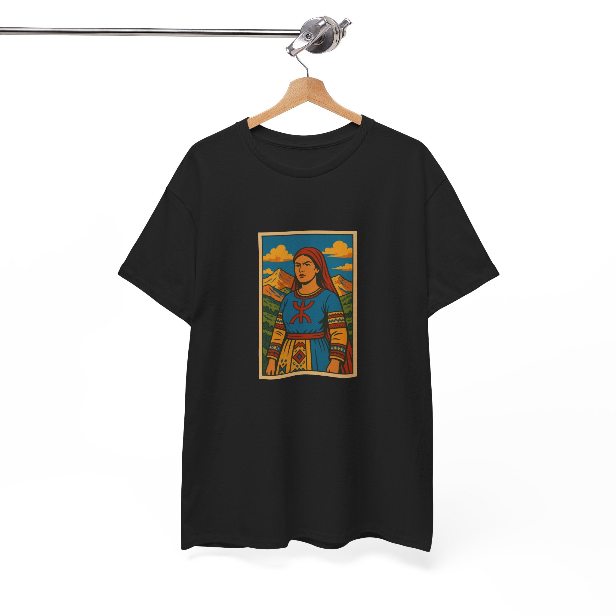 T-shirt Fatma N’Soumer – Robe Kabyle & Symbole Amazigh Yaz