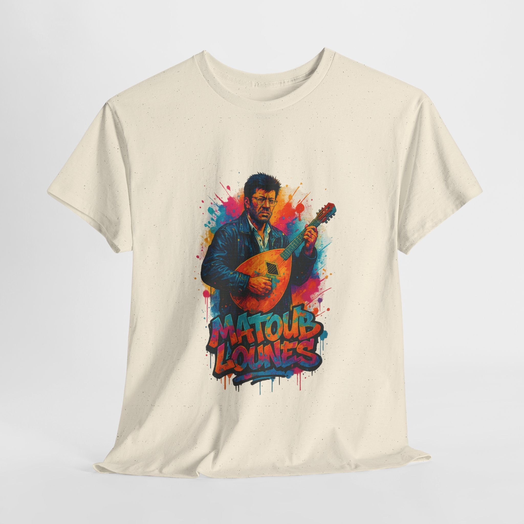 T-shirt Matoub Lounès sur Scène – Portrait Graffiti avec Mandole