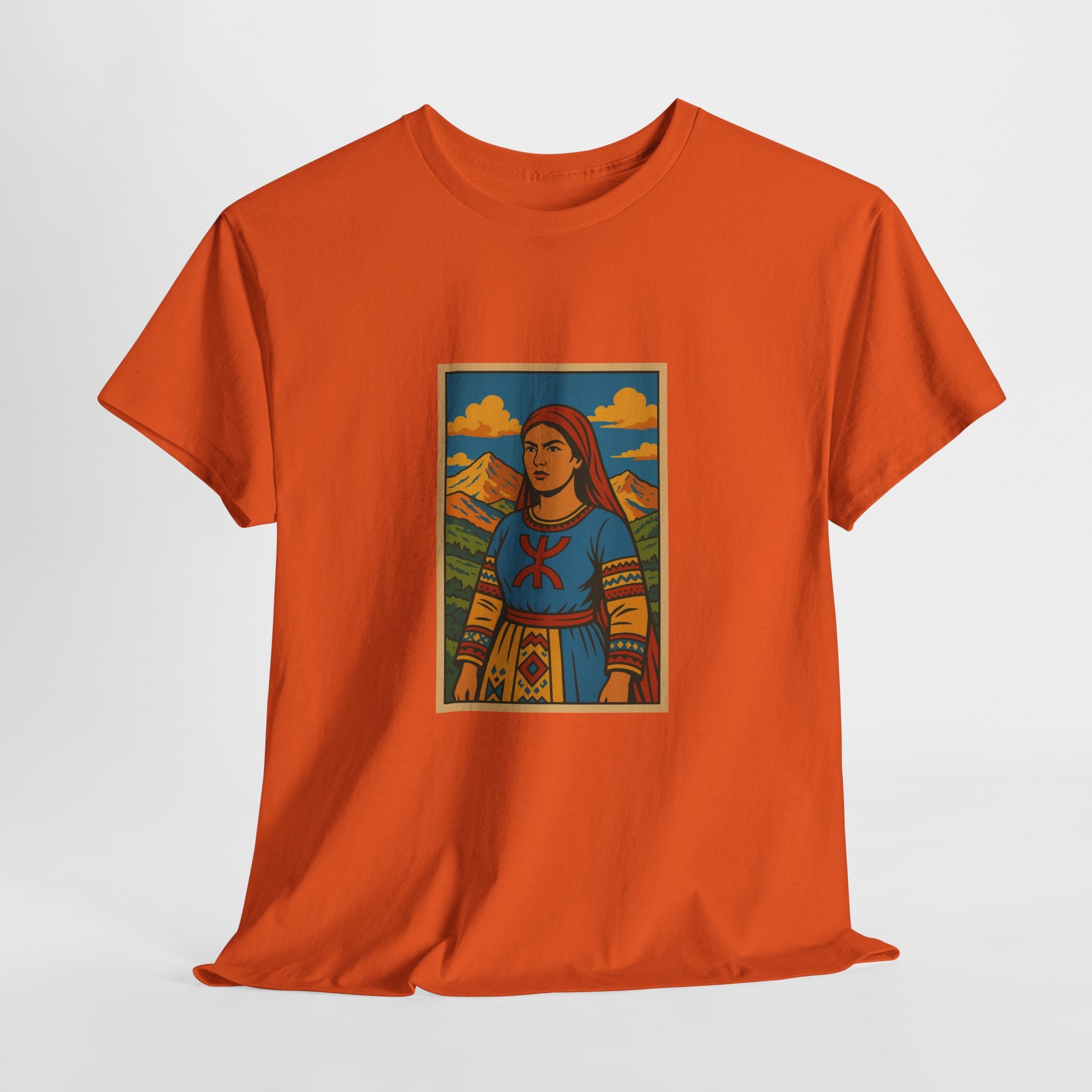 T-shirt Fatma N’Soumer – Robe Kabyle & Symbole Amazigh Yaz
