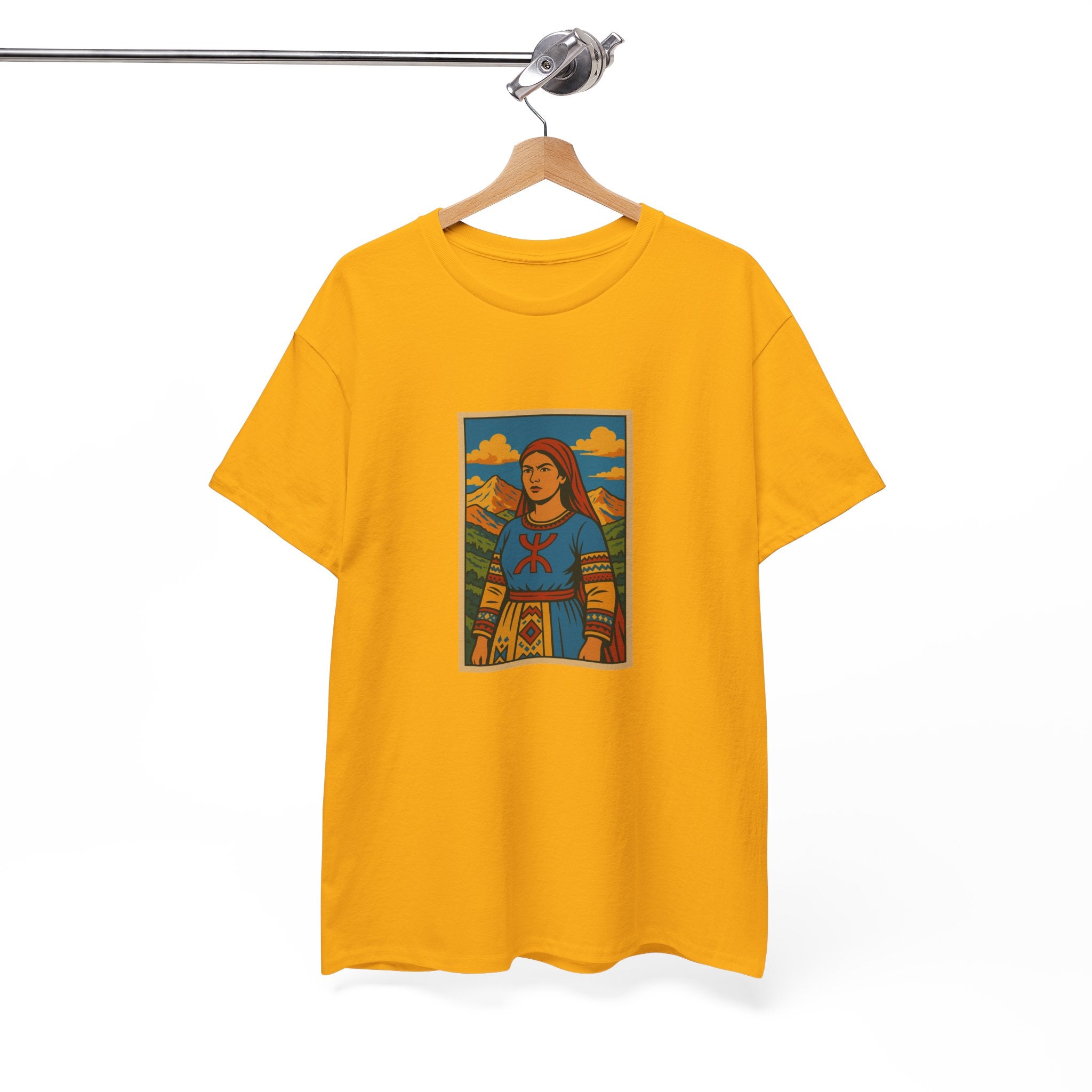 T-shirt Fatma N’Soumer – Robe Kabyle & Symbole Amazigh Yaz