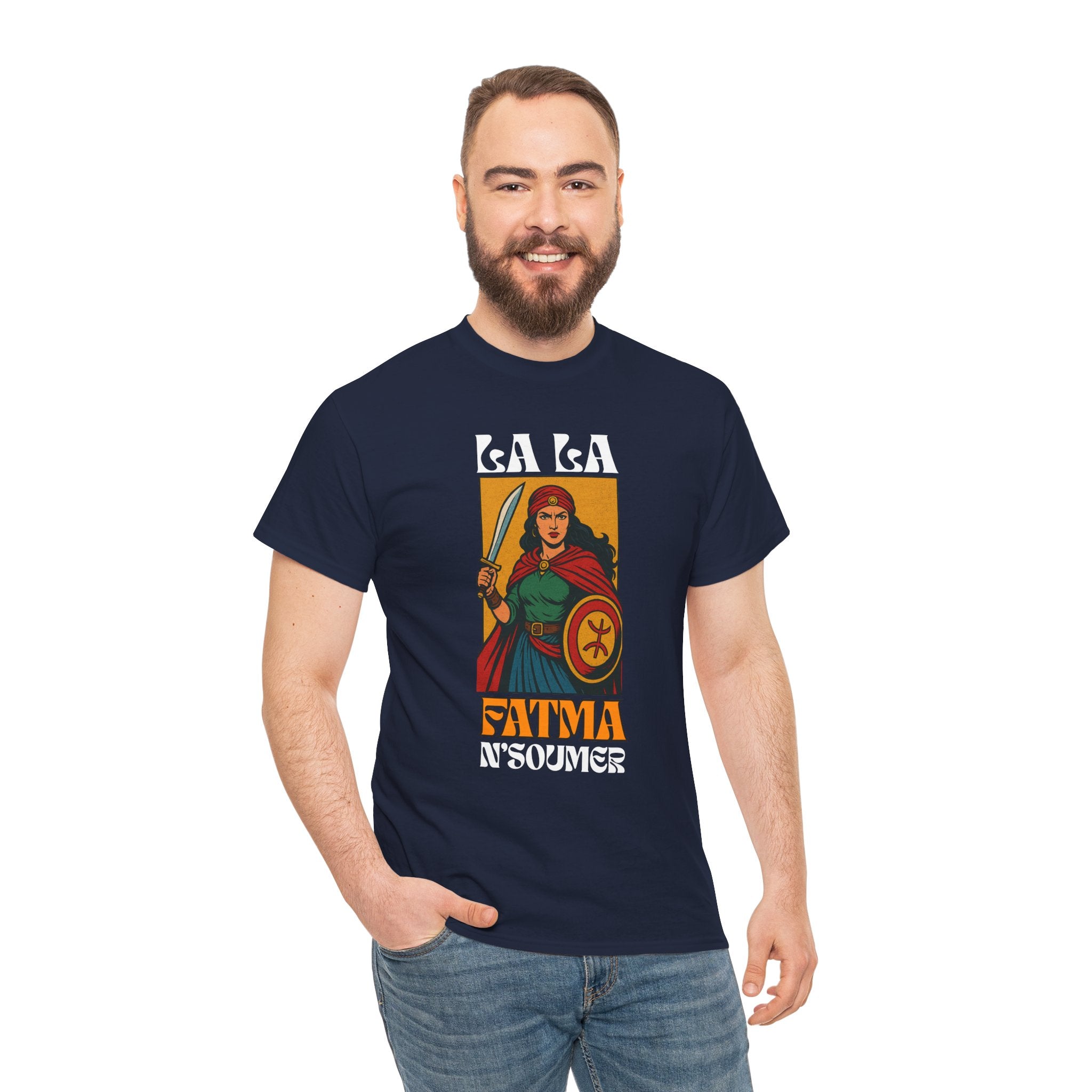 T-shirt Lalla Fatma N’Soumer – Héroïne Kabyle avec Épée et Bouclier