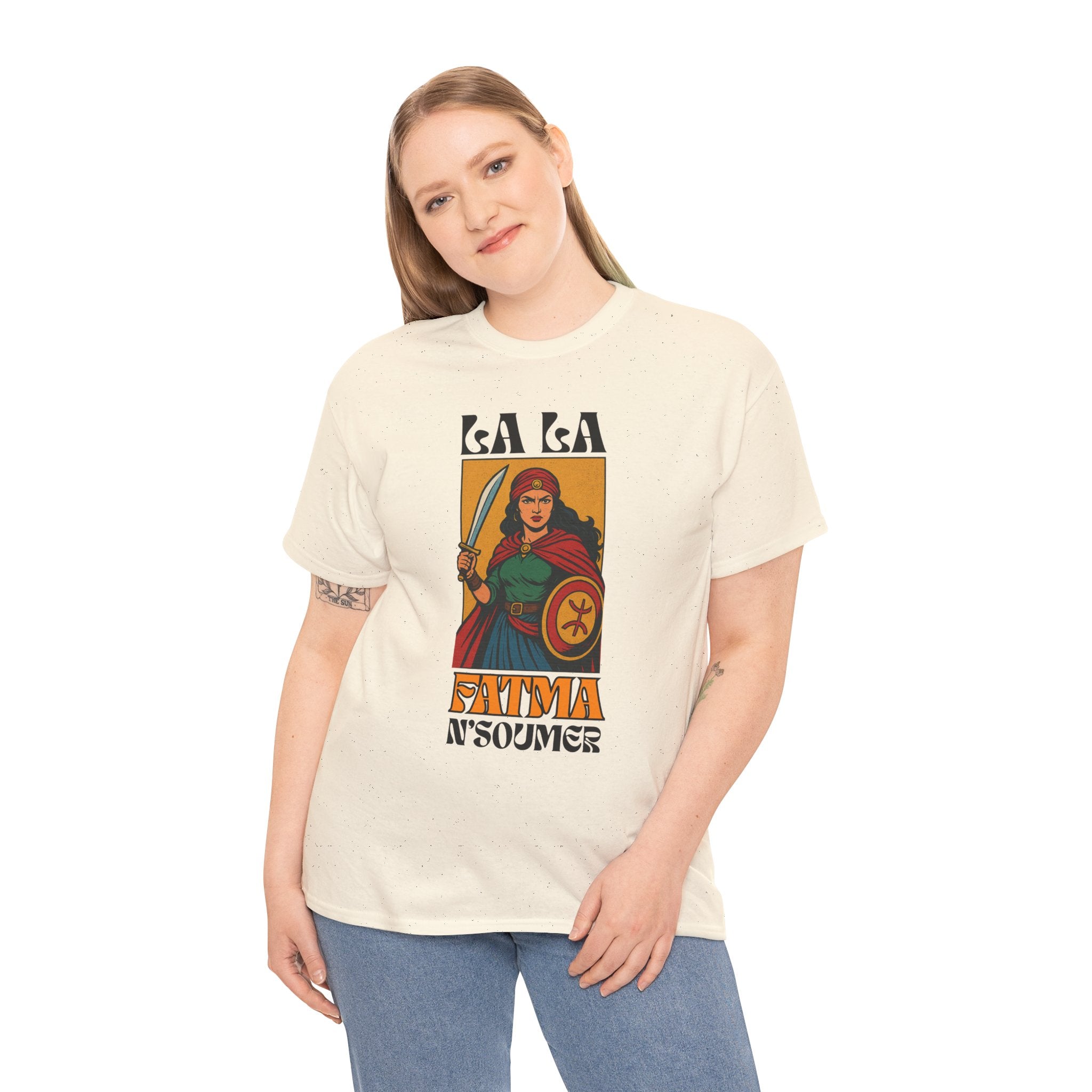 T-shirt Lalla Fatma N’Soumer – Héroïne Kabyle avec Épée et Bouclier