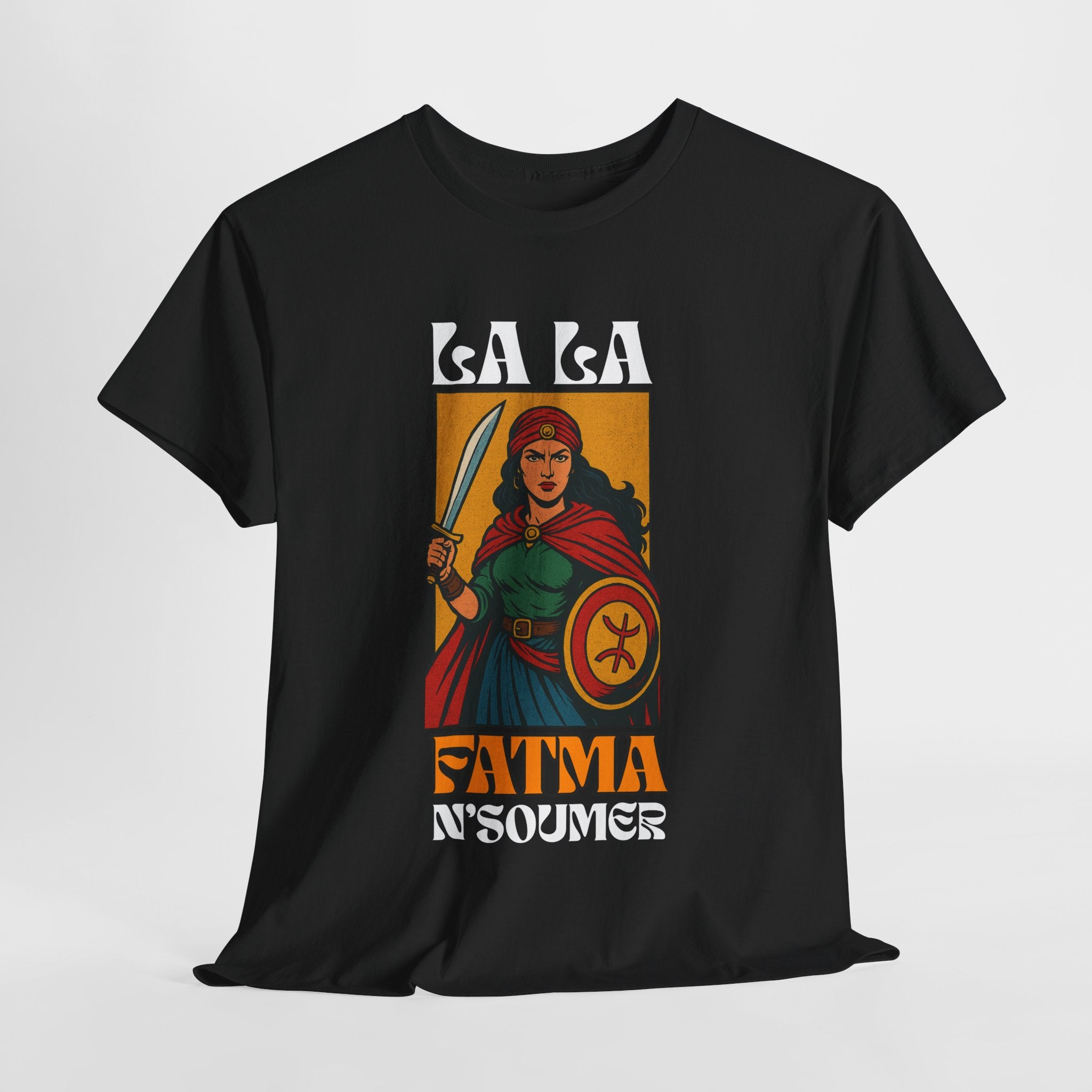T-shirt Lalla Fatma N’Soumer – Héroïne Kabyle avec Épée et Bouclier