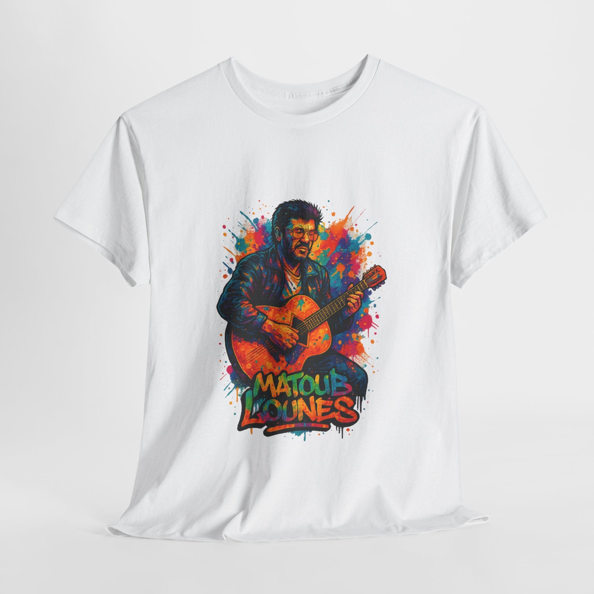 T-shirt Matoub Lounès – Portrait Graffiti avec Guitare sur Scène